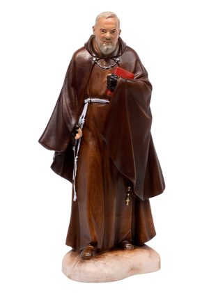 Statue des heiligen Pater Pio auf dem Weg mit Umhang und Bibel, Vorderseite